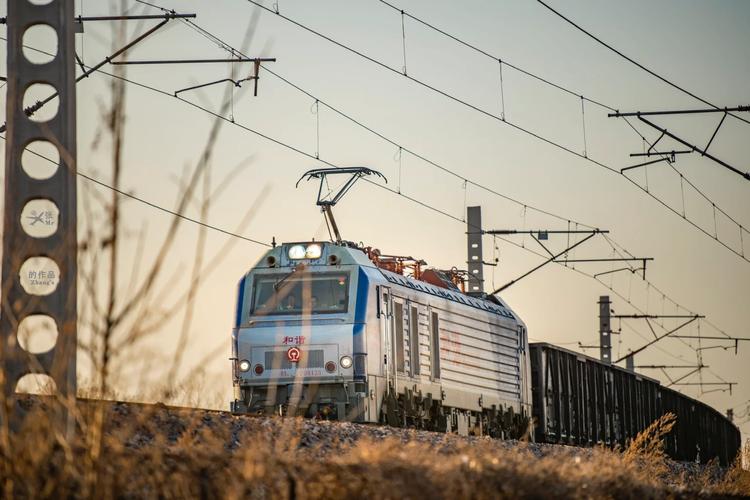 京廣線貨運(yùn)兩車交會京廣線貨運(yùn)站